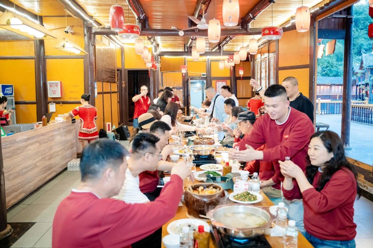人民岁月酱香之旅：封坛千斤，敬岁月如歌